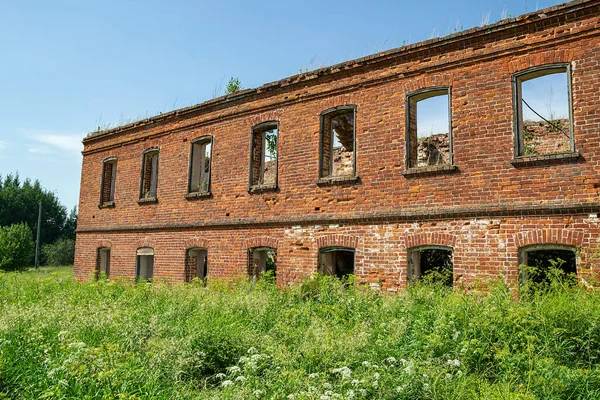 Manzara, terk edilmiş eski Ortodoks kilisesi, Khripeli köyü, Kostroma bölgesi, Rusya. İnşaat yılı 1820. Şu anda tapınak terk edilmiş durumda..