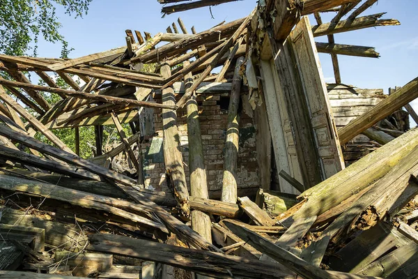 Eski bir köy evinin kalıntıları.