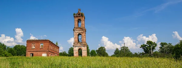 Manzara, terk edilmiş eski Ortodoks kilisesi, Khripeli köyü, Kostroma bölgesi, Rusya. İnşaat yılı 1820. Şu anda tapınak terk edilmiş durumda..