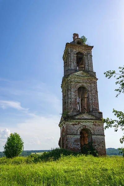 Eski terk edilmiş bir çan kulesi, Khripeli köyü, Kostroma, Rusya. İnşaat yılı 1820. Şu anda tapınak terk edilmiş durumda..