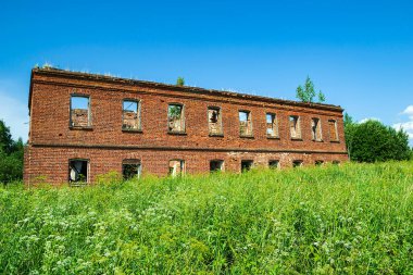 Manzara, terk edilmiş eski Ortodoks kilisesi, Khripeli köyü, Kostroma bölgesi, Rusya. İnşaat yılı 1820. Şu anda tapınak terk edilmiş durumda..