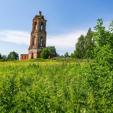 Manzara, terk edilmiş eski Ortodoks kilisesi, Khripeli köyü, Kostroma bölgesi, Rusya. İnşaat yılı 1820. Şu anda tapınak terk edilmiş durumda..