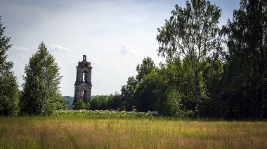 Manzara, terk edilmiş eski Ortodoks kilisesi, Khripeli köyü, Kostroma bölgesi, Rusya. İnşaat yılı 1820. Şu anda tapınak terk edilmiş durumda..