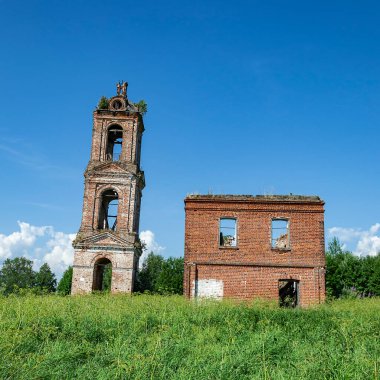 Manzara, terk edilmiş eski Ortodoks kilisesi, Khripeli köyü, Kostroma bölgesi, Rusya. İnşaat yılı 1820. Şu anda tapınak terk edilmiş durumda..