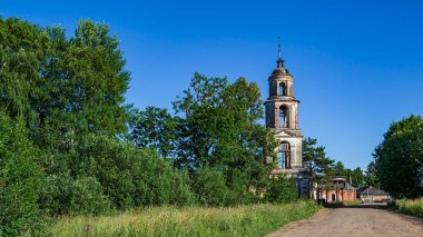 manzara, eski Ortodoks çan kulesi, Sumarokovo köyü, Kostroma, Rusya. İnşaat yılı 1763..