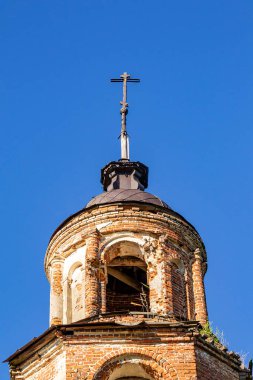 Eski Ortodoks çan kulesi, tapınak kompleksinin bir parçası, Rusya 'nın Kostroma eyaletindeki Sumarokovo köyü. İnşaat yılı 1763..