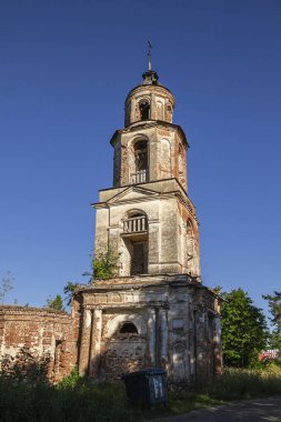 Eski Ortodoks çan kulesi, tapınak kompleksinin bir parçası, Rusya 'nın Kostroma eyaletindeki Sumarokovo köyü. İnşaat yılı 1763..
