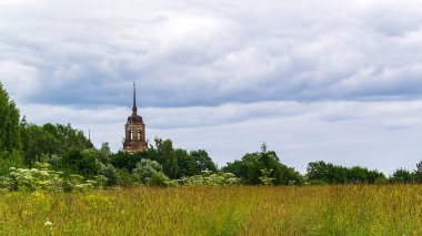 Manzara, terk edilmiş Ortodoks çan kulesi, Gorinskoe yolu, Kostroma bölgesi, Rusya. İnşaat yılı 1809..