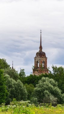 Manzara, terk edilmiş Ortodoks çan kulesi, Gorinskoe yolu, Kostroma bölgesi, Rusya. İnşaat yılı 1809..