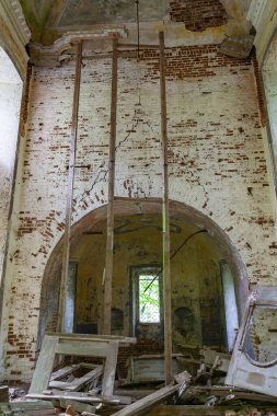 Rusya 'nın Kostroma ilindeki Gorinskoe Yolu' nda terk edilmiş bir Ortodoks kilisesinin içinde. İnşaat yılı 1809..