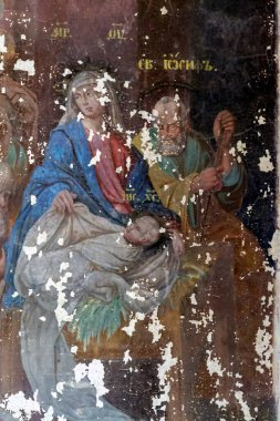 Rusya 'nın Kostroma ilinin Pokrovskoye köyündeki terk edilmiş bir Ortodoks kilisesinin duvar resmi. İnşaat yılı 1800. Şu anda tapınak restore ediliyor..