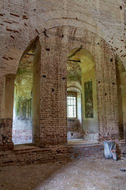 Eski Ortodoks kilisesi, Rusya 'nın Kostroma ilindeki Pokrovskoye köyünün kilisesi. İnşaat yılı 1800. Şu anda tapınak restore ediliyor..