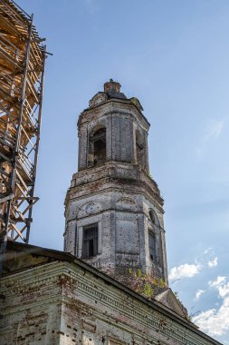 Eski Ortodoks çan kulesi, Rusya 'nın Kostroma ilindeki Pokrovskoye köyünün kilisesi. İnşaat yılı 1800. Şu anda tapınak restore ediliyor..