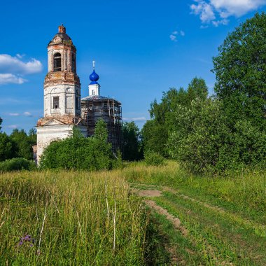 Eski Ortodoks kilisesi manzarası, Rusya 'nın Kostroma ilindeki Pokrovskoye köyünün kilisesi. İnşaat yılı 1800. Şu anda tapınak restore ediliyor..