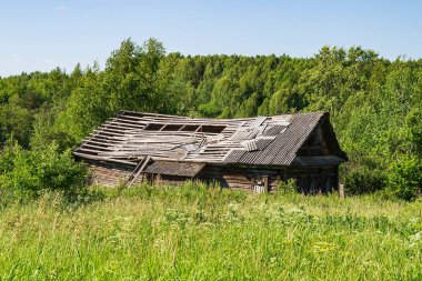 Rus kırsalındaki ahşap evleri tahrip etti.