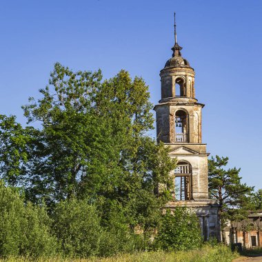 manzara, eski Ortodoks çan kulesi, Sumarokovo köyü, Kostroma, Rusya. İnşaat yılı 1763..