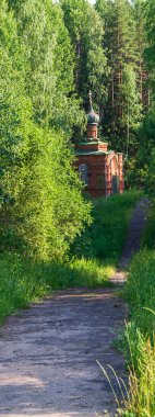 Rusya 'nın Kostroma eyaletindeki ormandaki Ortodoks kilisesi. İnşaat yılı 1913..