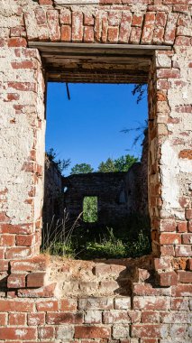 Duvardaki eski bir pencere.