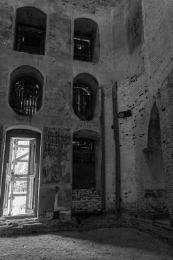 Eski Ortodoks kilisesi, Rusya 'nın Kostroma ilindeki Pokrovskoye köyünün kilisesi. İnşaat yılı 1800. Şu anda tapınak restore ediliyor..