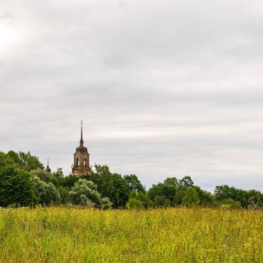 Manzara, terk edilmiş Ortodoks çan kulesi, Gorinskoe yolu, Kostroma bölgesi, Rusya. İnşaat yılı 1809..