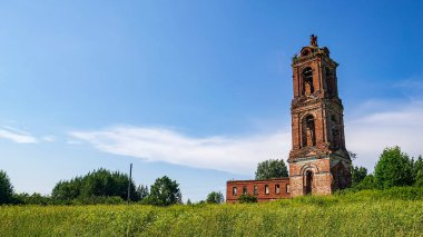 Manzara, terk edilmiş eski Ortodoks kilisesi, Khripeli köyü, Kostroma bölgesi, Rusya. İnşaat yılı 1820. Şu anda tapınak terk edilmiş durumda..