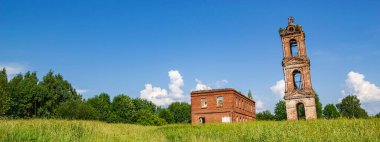 Manzara, terk edilmiş eski Ortodoks kilisesi, Khripeli köyü, Kostroma bölgesi, Rusya. İnşaat yılı 1820. Şu anda tapınak terk edilmiş durumda..