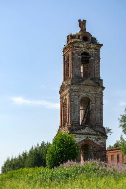Eski terk edilmiş bir çan kulesi, Khripeli köyü, Kostroma, Rusya. İnşaat yılı 1820. Şu anda tapınak terk edilmiş durumda..