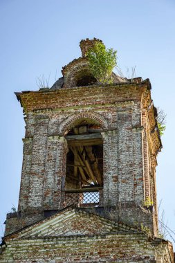 Eski terk edilmiş bir çan kulesi, Khripeli köyü, Kostroma, Rusya. İnşaat yılı 1820. Şu anda tapınak terk edilmiş durumda..
