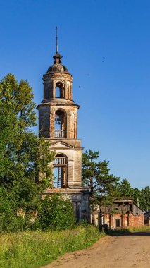 Eski Ortodoks çan kulesi, tapınak kompleksinin bir parçası, Rusya 'nın Kostroma eyaletindeki Sumarokovo köyü. İnşaat yılı 1763..