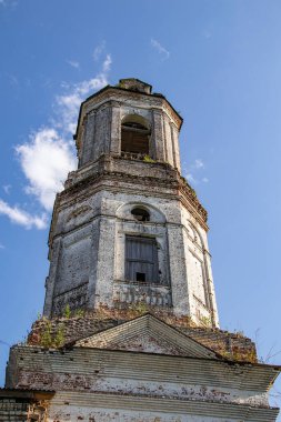 Eski Ortodoks çan kulesi, Rusya 'nın Kostroma ilindeki Pokrovskoye köyünün kilisesi. İnşaat yılı 1800. Şu anda tapınak restore ediliyor..