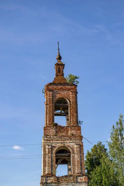 Terk edilmiş Ortodoks çan kulesi, Rusya 'nın Kostroma ilindeki Nikola-Torzhok köyünün kilisesi. İnşaat yılı 1808. Şu anda tapınak terk edilmiş durumda..