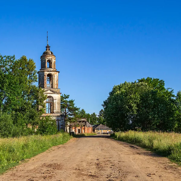 Τοπίο Παλιό Ορθόδοξο Καμπαναριό Χωριό Σουμαρόκοβο Επαρχία Κοστρομά Ρωσία Έτος — Φωτογραφία Αρχείου