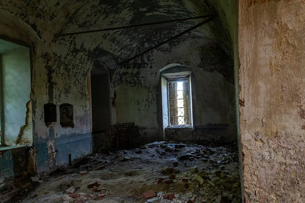 Eski bir Ortodoks kilisesi olan Nikola-Torzhok köyünün kalıntıları, Rusya 'nın Kostroma ili. İnşaat yılı 1808. Şu anda tapınak terk edilmiş durumda..