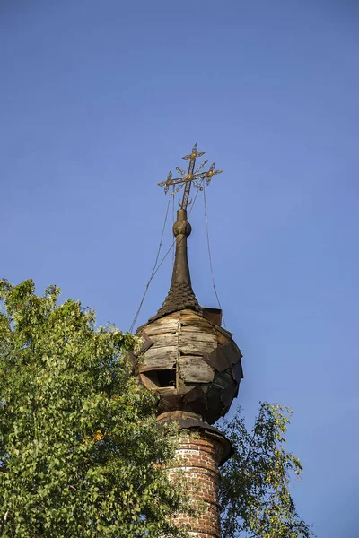 十字架と放棄された教会のドーム ニコラ トルジョクの村の教会 コストロマ州 ロシア 建設年は1808年である 現在は廃寺となっている — ストック写真