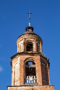 Eski Ortodoks çan kulesi, tapınak kompleksinin bir parçası, Rusya 'nın Kostroma eyaletindeki Sumarokovo köyü. İnşaat yılı 1763..