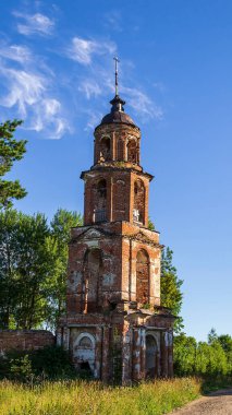 Eski Ortodoks çan kulesi, tapınak kompleksinin bir parçası, Rusya 'nın Kostroma eyaletindeki Sumarokovo köyü. İnşaat yılı 1763..
