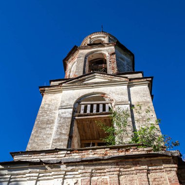 Eski Ortodoks çan kulesi, tapınak kompleksinin bir parçası, Rusya 'nın Kostroma eyaletindeki Sumarokovo köyü. İnşaat yılı 1763..