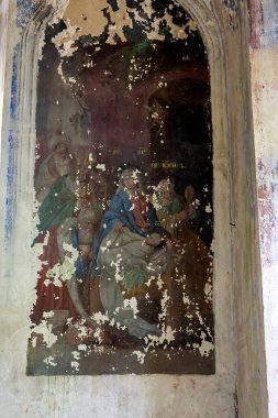 Rusya 'nın Kostroma ilinin Pokrovskoye köyündeki terk edilmiş bir Ortodoks kilisesinin duvar resmi. İnşaat yılı 1800. Şu anda tapınak restore ediliyor..