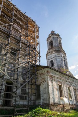 Eski Ortodoks kilisesinin restorasyonu, Rusya 'nın Kostroma ilinin Pokrovskoye köyünün kilisesi. İnşaat yılı 1800. Şu anda tapınak restore ediliyor..