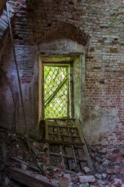 Eski bir Ortodoks kilisesi olan Nikola-Torzhok köyünün kalıntıları, Rusya 'nın Kostroma ili. İnşaat yılı 1808. Şu anda tapınak terk edilmiş durumda..