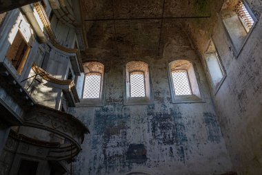 Eski bir Ortodoks kilisesi olan Nikola-Torzhok köyünün kalıntıları, Rusya 'nın Kostroma ili. İnşaat yılı 1808. Şu anda tapınak terk edilmiş durumda..