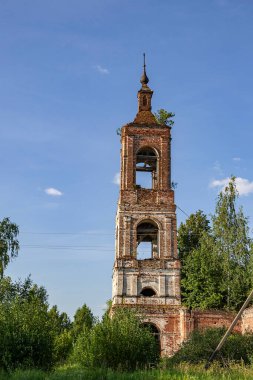 Terk edilmiş Ortodoks çan kulesi, Rusya 'nın Kostroma ilindeki Nikola-Torzhok köyünün kilisesi. İnşaat yılı 1808. Şu anda tapınak terk edilmiş durumda..
