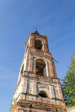 Terk edilmiş Ortodoks çan kulesi, Rusya 'nın Kostroma ilindeki Nikola-Torzhok köyünün kilisesi. İnşaat yılı 1808. Şu anda tapınak terk edilmiş durumda..