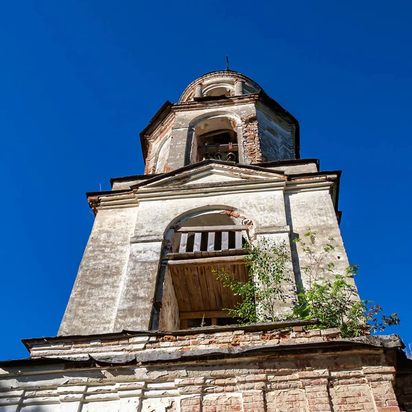 Eski Ortodoks çan kulesi, tapınak kompleksinin bir parçası, Rusya 'nın Kostroma eyaletindeki Sumarokovo köyü. İnşaat yılı 1763..