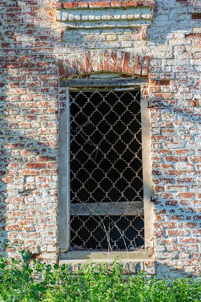 Okna Zniszczonego Kościoła Prawosławnego — Zdjęcie stockowe