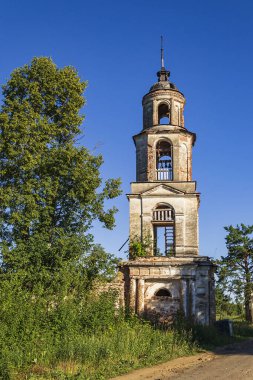 Eski Ortodoks çan kulesi, tapınak kompleksinin bir parçası, Rusya 'nın Kostroma eyaletindeki Sumarokovo köyü. İnşaat yılı 1763..