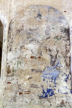 Rusya 'nın Kostroma ilinin Pokrovskoye köyündeki terk edilmiş bir Ortodoks kilisesinin duvar resmi. İnşaat yılı 1800. Şu anda tapınak restore ediliyor..