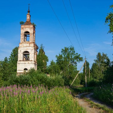 Terk edilmiş Ortodoks çan kulesi, Rusya 'nın Kostroma ilindeki Nikola-Torzhok köyünün kilisesi. İnşaat yılı 1808. Şu anda tapınak terk edilmiş durumda..