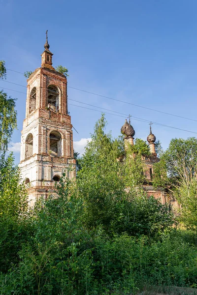 放棄された正教会 ニコロ トルジョク コストロマ州 ロシアの村の教会 建設年は1808年である 現在は廃寺となっている — ストック写真