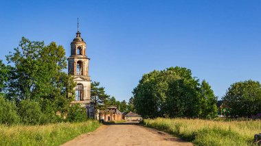 manzara, eski Ortodoks çan kulesi, Sumarokovo köyü, Kostroma, Rusya. İnşaat yılı 1763..